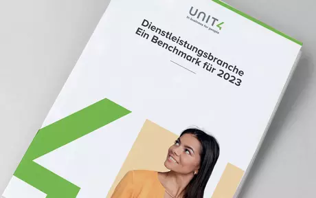 Titelbild für den Bericht „Dienstleistungsbranche – Benchmark-Bericht für 2023“